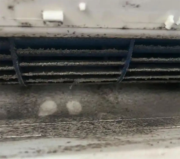 铁门关空调吹的风有股烧焦味是怎么回事